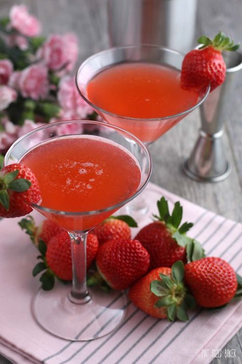 Fresh Strawberry Vodka Martini Recipe + Video - Pint Sized Baker Aperitif, Martini Flavors, Strawberry Martini, Martini Recipes Vodka, Strawberry Liqueur, Strawberry Cocktails, Strawberry Vodka, Vodka Cocktails Recipes, Vodka Martini