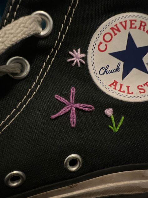 Embroidery Shoes Diy, Cool Style Outfits, Devery Jacobs, Diy Converse, Converse Embroidery, Converse Aesthetic, Custom Sneakers Diy, Embroidered Converse, Good Omens Book