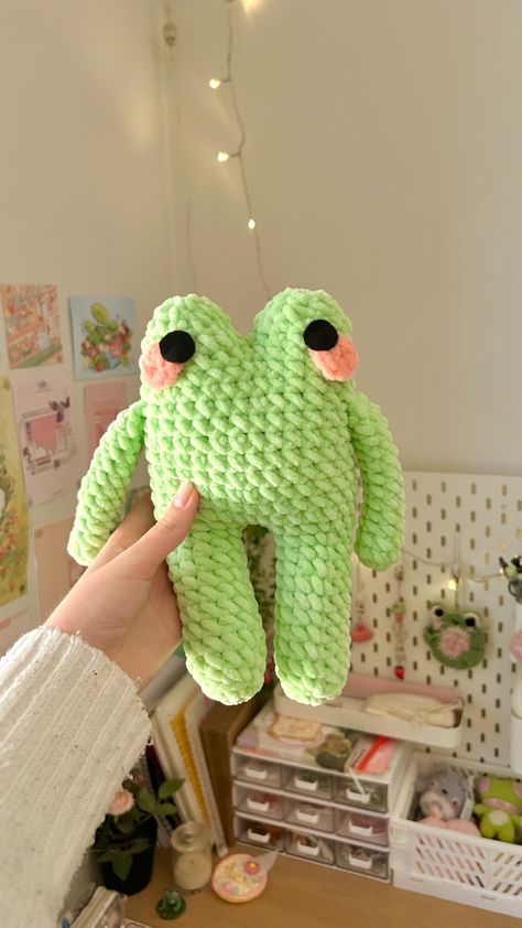 by @minibunnz on instagram, pattern by @knottymeow !! Green Crochet Plushies, Crochet Frog Stuffed Animal, Crochet Green Plushie, Frog Crochet Plushie, Crochet Moth Plush, Instagram Pattern, Easy Crochet Animals, Crochet Frog, Amigurumi Animals