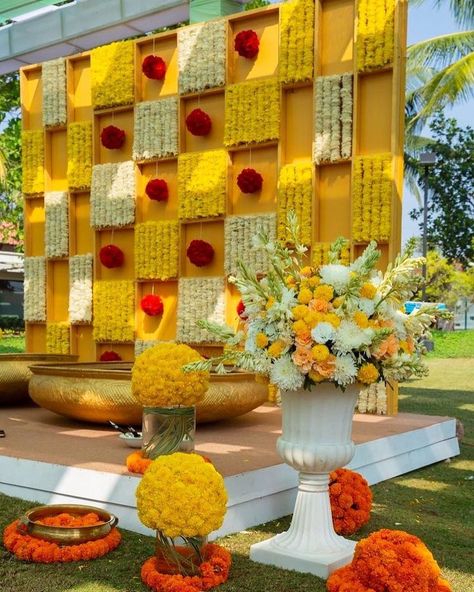 Backdrop For Haldi Function, Pithi Decoration Backdrop, Haldi Ceremony Decorations Ideas, Home Haldi Decor, Outdoor Haldi Decor, Haldi Theme Decoration, Haldi Background Decoration, Mehndi Ceremony Decorations, Haldi Stage