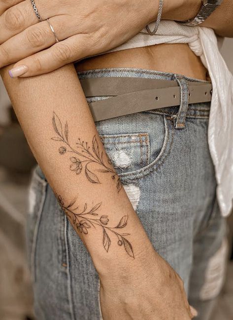 Wrap Around Wrist Tattoos, Around Arm Tattoo, Wrap Around Tattoo, Cuff Tattoo, Tato Minimal, Wrap Tattoo, Hand Tattoos For Women, Wrist Tattoos For Women, Cute Tattoos For Women