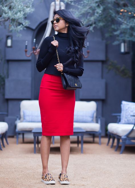 Red Toms, Red Pencil Skirt, Pencil Skirt Outfits, Red Pencil, Maxi Rok, Skirt And Sneakers, Wear Red, Red Skirt, Fashion Blogger Style