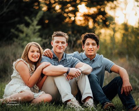 Family & Senior Combo Portrait Session in Spring Hill Sibling Photoshoot Ideas Older, Older Sibling Photography, Older Sibling Poses, Adult Sibling Photography, Family Session Poses, Sibling Photography Poses, Sibling Photo Shoots, Big Family Photos, Sibling Pictures