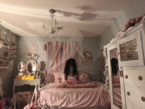 #coquette #dollette #coquettepoc Coquette Canopy Bed, Shabby Chic Room, House Deco, Girly Room, Pretty Bedroom, Lou Lou, Pretty Room, Doll Parts, Dream House Exterior