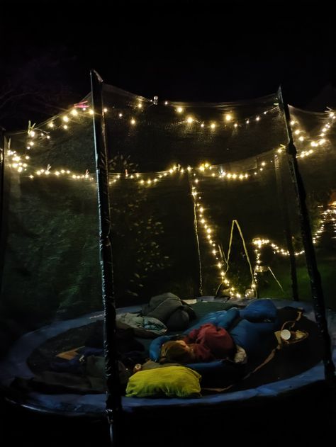 In a trampoline with sleeping bags and of course a snack basket Summer Sleepover, Starbucks Party, Sleepover Snacks, Snack Basket, Fun Sleepover Ideas, Birthday Planning, 14th Birthday, Summer Friends, Sleeping Bags