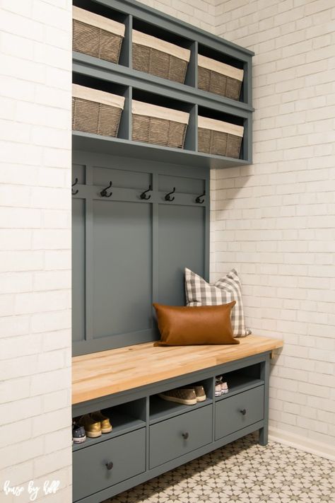 Diy Storage Bench Plans, Ikea Mudroom, Ikea Hemnes Hack, Vstupná Hala, Mudroom Storage, Ikea Desk Hack, Mudroom Makeover, Diy Storage Bench, Diy Mudroom