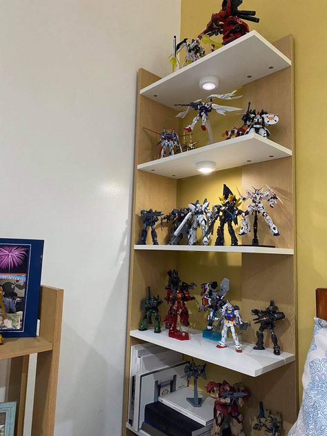 Gundam Display Shelf, Gunpla Desk Setup, Gundam Collection Display, Gundam Room Ideas, Gundam Shelf, Gundam Display Ideas, Gunpla Display, Gundam Display, Gunpla Collection