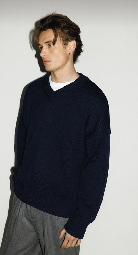 Mean Hair Styles, Luxury Men Outfit, Male Sweater Outfit, Cool Guy Outfits, Timeless Mens Fashion, Mens Night Out Fashion, 90s Fashion Male, Navy Sweater Outfit, Men Outfits Casual