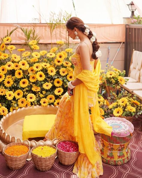 Haldi Ceremony Outfit For Bride Indian, Haldi Ceremony Bride, Haldi Bridal Outfit, Haldi Ceremony Outfit For Bride, Haldi Outfits For Bride, Haldi Look For Bride, Royal Wedding Decorations, Haldi Outfit For Bride, Haldi Photoshoot