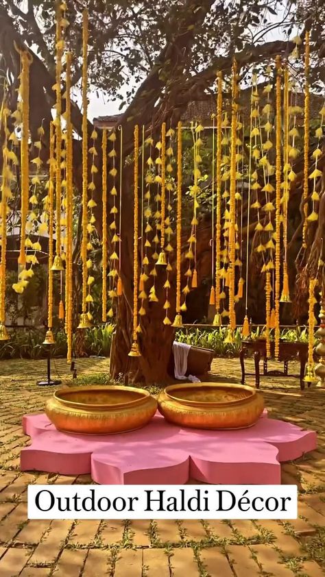 Cozy Teen Bedroom, Haldi Decoration Ideas, Haldi Ceremony Decorations, Small Wedding Decor, Mehendi Decor Ideas, Haldi Decor, Decor Christmas Home, Home Decor Apartment, Diy Floral Decor