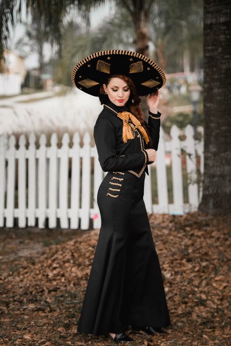 All black and gold mariachi outfit Photo taken by Jassiel photography Charro Women Outfit, Women Mariachi Outfit, Mariachi Outfit For Women, Mariachi Hairstyles, Mariachi Photoshoot, Mariachi Aesthetic, Charro Outfits For Women, Mariachi Dress, Vaquera Outfit Mexican