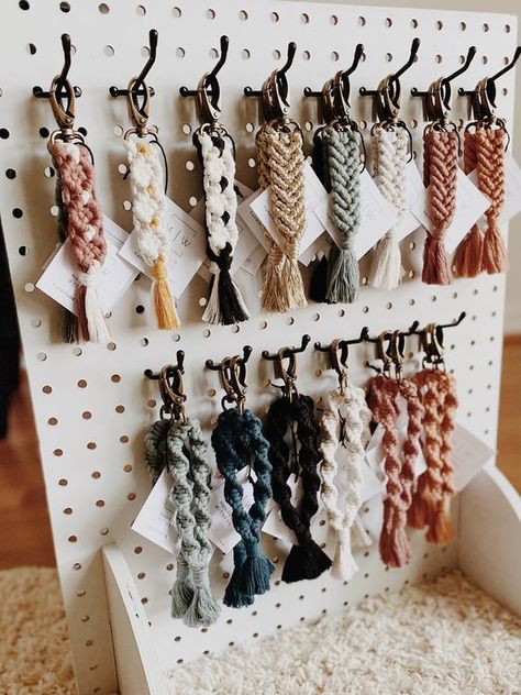 Macrame Sale Display, Pricing Display Ideas Craft Fairs, Macrame Selling Stand, Macrame Store Display, Macrame Vendor Booth, Macrame Vendor Display, How To Display Keychains At A Craft Show, Macrame Craft Booth, Macrame Market Display