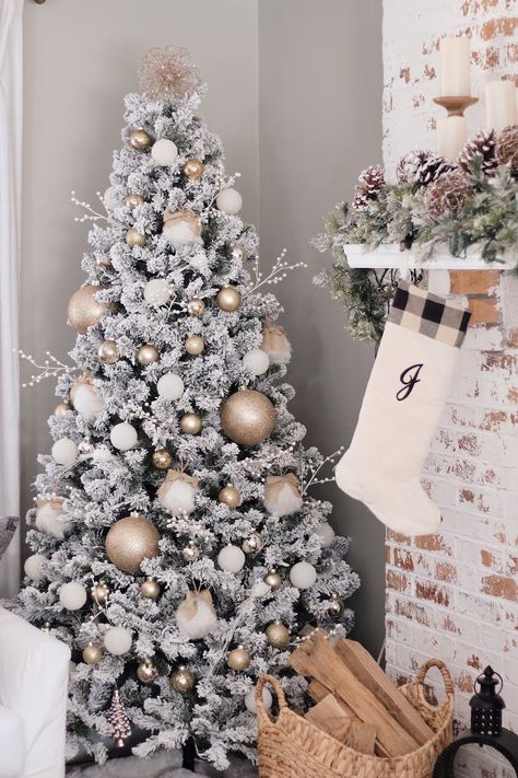 Snow Effect Christmas Tree Ideas, Snowed Christmas Tree Decorations, Christmas Tree Big Balls, White Snow Christmas Tree Decorations, Snow Christmas Tree Ideas Decorating, Snowy Tree Decorations, Christmas White Tree Ideas, Snow Tree Decoration, Christmas Tree With Snow Decoration