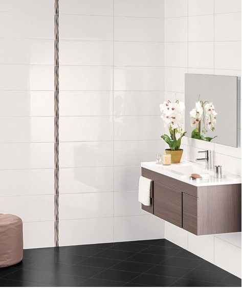 White Bathroom Wall Tiles White Tile Bathroom Walls, White Shower Tile, White Tile Shower, Room Wall Tiles, Tiled Bathroom, Guest Bedroom Remodel, Bathroom Big, Small Bedroom Remodel, White Bathroom Tiles