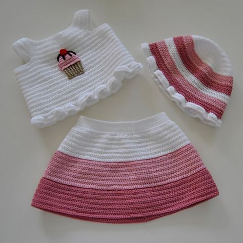 Doll cupcake outfit Cupcake Outfit, Crochet Baby Skirt, American Girl Crochet, Crochet Baby Girl Dress, Crochet Baby Dress Pattern, Knitting Dolls Clothes, Mode Crochet, Crochet Girls