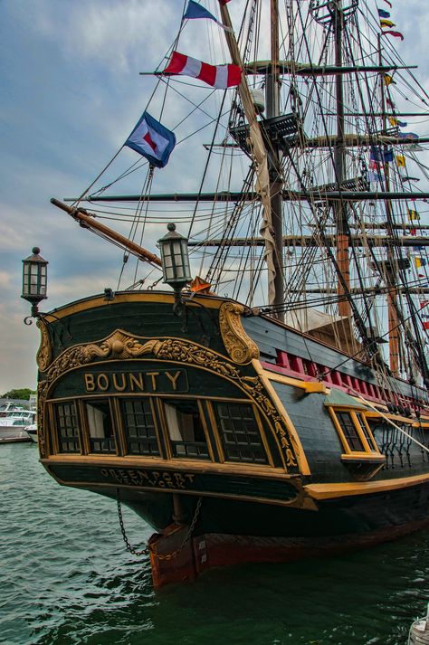 Hms Bounty, Model Warships, Go Navy, Old Sailing Ships, Nautical Home Decor, Thoughts And Prayers, Pirates Cove, Pirate Wench, Floating City