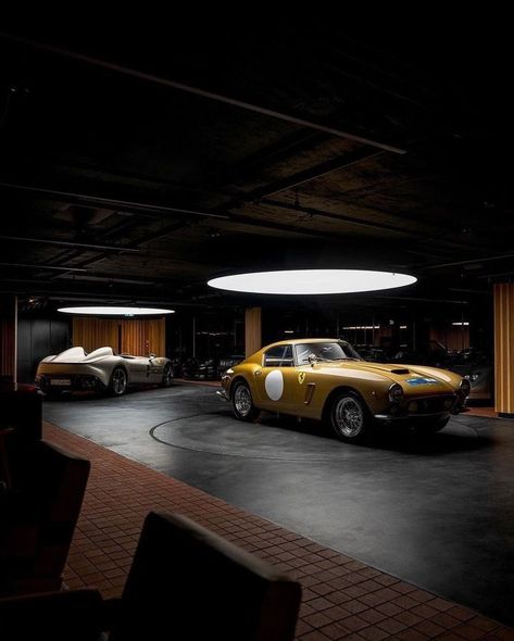 1960 Ferrari, Vintage Car Garage, Garage Inspiration, Ferrari 250 Gt Swb, 250 Gt Swb, Classic Car Garage, Garage Designs, Marine Design, Garage Design Interior