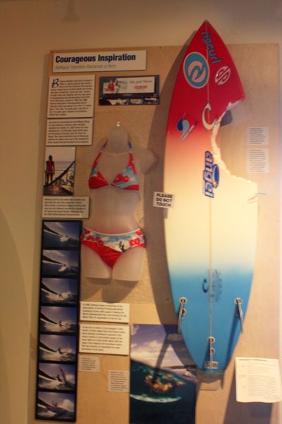 Bethany Hamilton's Surf Board in the California Surf Museum. Kids Surfing, Surfer Vibes, Surfing Aesthetic, Mavericks Surfing, Bethany Hamilton, Soul Surfer, Surfboard Art, Blue Crush, California Surf