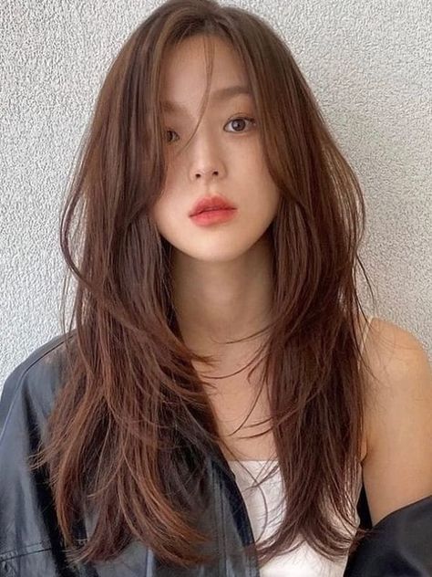 Korean fall hair color: ash brown long layers Asian Curtain Bangs Long Hair, Long Layered Hair Asian, Asian Hairstyles Long, Long Asian Haircut, Korean Long Haircut, Hair Trims For Long Hair, Korean Brown Hair, Korean Mid Length Hair, Korean Haircut Long