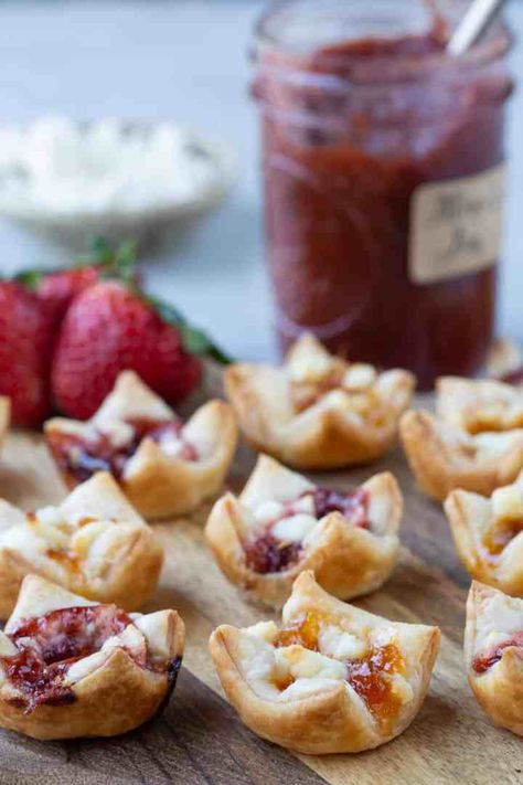 Appetizers With Goat Cheese, Goat Cheese And Jam, Goat Cheese Fig Jam, Cheese And Jam, Puff Pastry Bites, Cream Cheese Puff Pastry, Pastry Bites, Goat Cheese Appetizer, Puff Pastry Appetizers