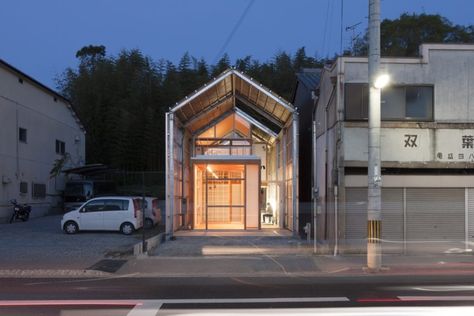 Home in Japan Designed by ASSISTANT Japanese Houses, Blog Design Inspiration, Steel Frame House, Nara Japan, Ghost House, Japan Architecture, Philip Johnson, Famous Houses, Aomori