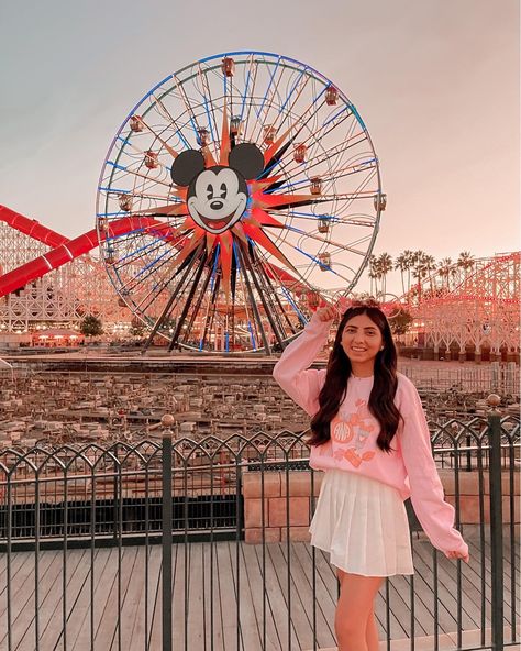 Amusement Park Outfit Skirt, Disney Skirt Outfit, Disneyland Skirt Outfit, Disney Jersey Outfit, Disney Outfits Skirt, Disney Skirt Outfits, Tokyo Disneyland Outfit, Preppy Disney Outfits, Pink Disney Outfit