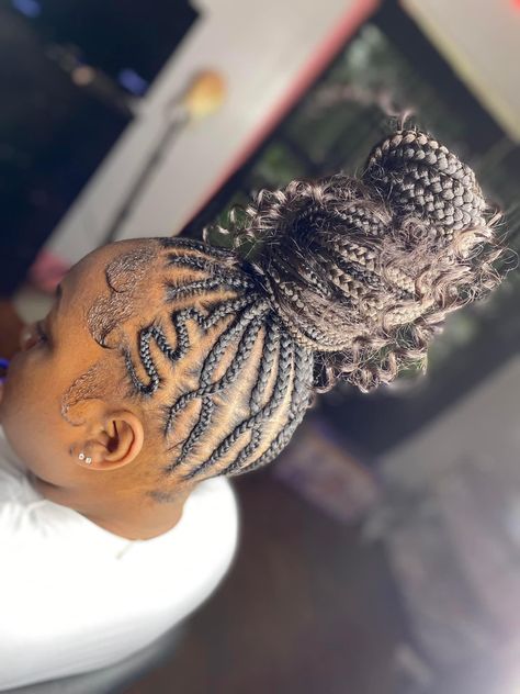 Cornrow Hairstyles With Bun, Braided Ponytail Designs, Feed In Braided Hairstyles, Braided Ponytail With Design, Simple Feed In Braid Styles, Stitch Braided Ponytail, Feed In Ponytail Braids, Cute Stitch Braids, Cornrow Ponytail Styles