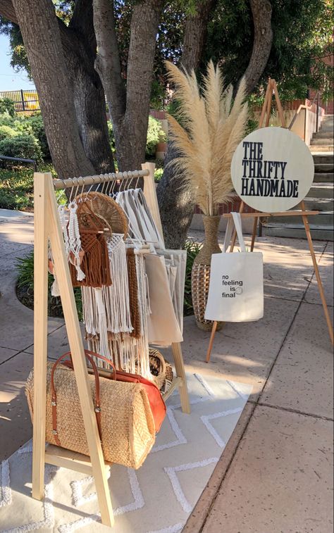 This is my favorite section for pop ups! On the bottom shelf, you’ll find thrifted baskets, bags, and more. Hanging on the rack are my favorite copper, mini wall hangings, basket wall hangings, tote bags, mini plant hangers, etc.! Shop in person at my next event or on my Etsy shop ✨ Pop Up Market Themes, Pop Up Vendor Table Ideas, Purse Display Pop Up, Modern Pop Up Shop, Pop Up Sales Ideas, Portable Vendor Booth, Macrame Pop Up Shop Display, Thrift Store Pop Up Shop, Antique Mall Booth Ideas Spaces