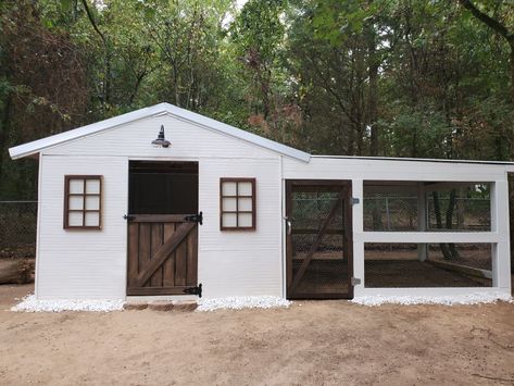 Goat & Chicken House ❤ Ducks And Goats Together, Goat Coop Ideas, Chicken Pen Designs, Chicken And Goat House, Cute Goat House, Goats Pen Ideas, Goat And Chicken House, Chicken Coop Outside Decor, Modern Goat House