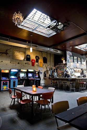 Barcade, a bar featuring local brews and classic video games in Brooklyn, NY USA Video Game Bar, Sport Bar Design, Bar Geek, Board Game Cafe, Bar Deco, Arcade Bar, Gaming Lounge, Sweet Cafe, Game Cafe