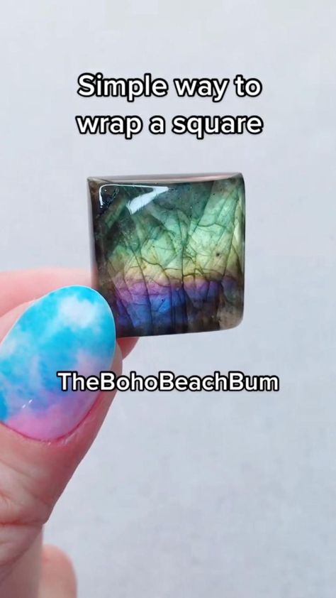 Simple way to wrap a square 💚 Follow me on YouTube, Insta & TikTok to see more tutorials in 2022 Wire Wrapped Stone Jewelry, Wire Jewelery, Wire Wrapping Tutorial, Wire Wrap Jewelry Designs, Wire Wrapping Diy, Wire Wrapped Jewelry Diy, Wire Jewelry Making, Wire Wrapped Jewelry Tutorials, Bijoux Fil Aluminium