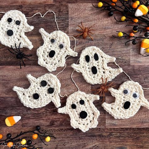 Halloween Spooky Boo Ghost Garland - Free Crochet Pattern Diy Halloween Garland, Crochet Pins, Ghost Garland, Bernat Softee Chunky Yarn, Halloween Girlande, Crochet Pour Halloween, Crochet Appliqué, Crochet Ghost, Ghost Pins