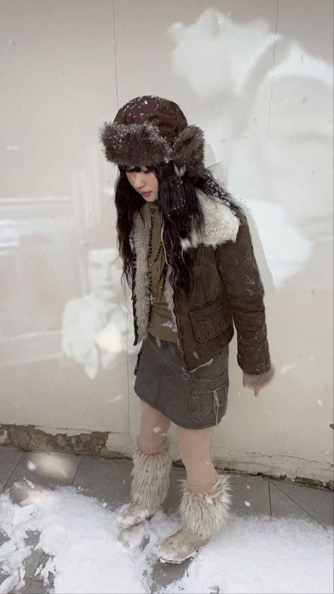 How To Style Fuzzy Leg Warmers, Winter Outfits Y2k Snow, Alternative Snow Outfits, Winter Aesthetic Outfit Snow, Snow Y2k Outfits, Snow Fairy Aesthetic Outfits, Grunge Snow Outfits, Newsboy Hat Outfit Aesthetic, Ushanka Outfit Y2k