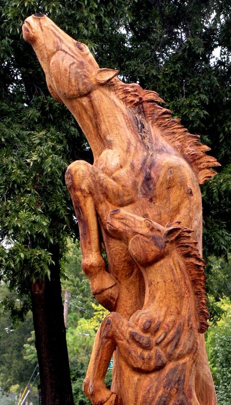 Chainsaw Carving Patterns, Horse Carving, Chain Saw Art, Chainsaw Sculpture, Chainsaw Wood Carving, Tree Carving, Wooden Horse, Chainsaw Carving, Tree Sculpture