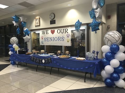 Volleyball balloon decorations for senior night Balloon Banquet Ideas, Flowers For Senior Night Volleyball, Senior Night Quotes Volleyball, Volleyball Balloon Decorations, Volleyball Backdrop Ideas, Senior Night Food Ideas, Senior Night Basket Volleyball, Volleyball Parents Night Ideas, Volleyball Decorations Parties