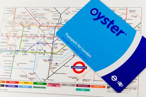 Planning a London vacation? Find out about Visitor Oyster cards, regular Oyster cards, and alternative ways to pay for transport in London. London Cheap, London Sightseeing, London Overground, Oyster Card, London Vacation, London Shopping, Travel Tech, London Transport, Bus Travel