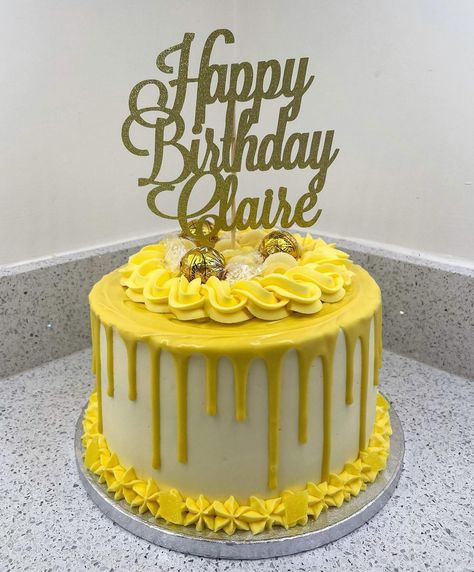 EVA BAKES ~ Cakes & Cupcakes on Instagram: “Lemon birthday drip cake🎂🍋 • • • • • #baking #bakingfromhome #dripcake #yellowdripcake #lemoncake #freshlybaked #bakingfromscratch…” Lemon Drip Cake Ideas, Simple Yellow Birthday Cake, Black And Yellow Cake Ideas, Simple Cakes For Boys, Yellow Birthday Cake For Women, Yellow Cake Decoration, Yellow Drip Cake, Lemon Drip Cake, Yellow Cake Design