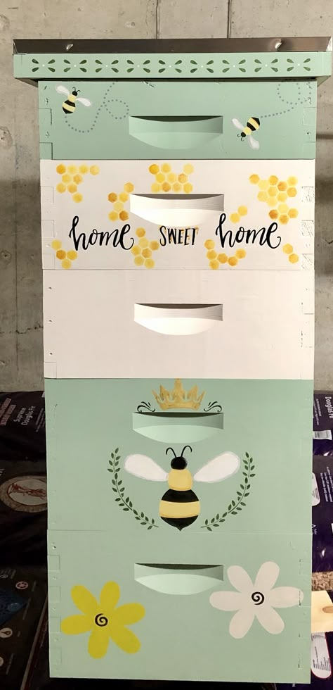 Painted Bee Hives Ideas, Bee Hive Painting Ideas Canvas, Bee Hive Painting Ideas, Beehive Painting Ideas, Painting Bee Hives, Cute Bee Hive, Painting Bee Hives Boxes, Bee Hive Art, Bee Box Painting Ideas