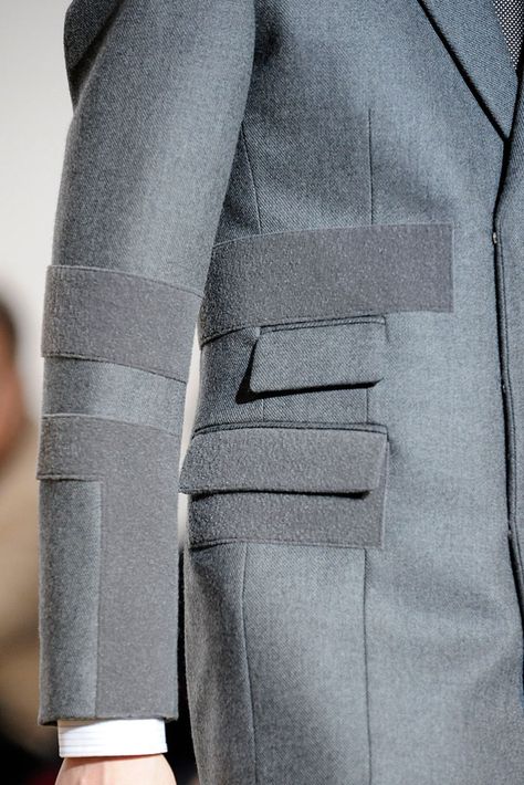 2010 Fashion Trends, Detail Couture, Menswear Details, Der Gentleman, Mens Fashion Urban, Menswear Fashion Show, Clothing Details, Menswear Fashion, Raf Simons