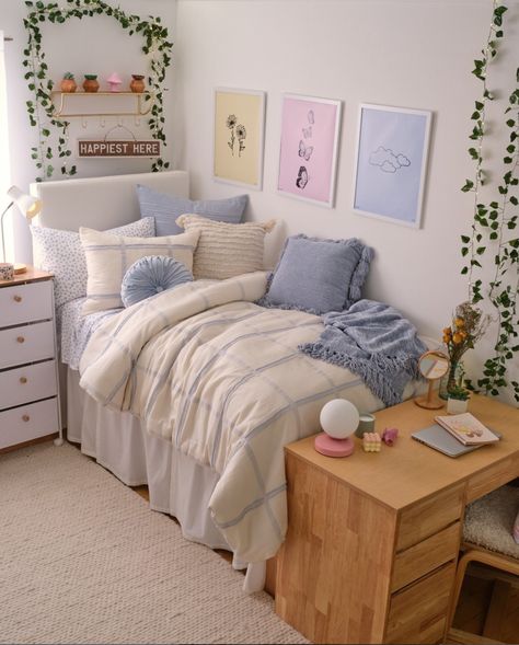 40 Insanely Cute College Dorm Room Ideas for Girls 106 40 Insanely Cute College Dorm Room Ideas for Girls Aesthetic Dorm Room Ideas, Dorm Vibes, Pretty Dorm Room, College Dorm Room Ideas, Dorm Room Layouts, Cozy Dorm, College Dorm Room Inspiration, Blue Dorm, Dream Dorm Room