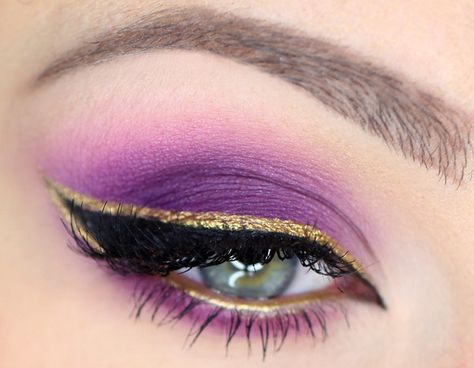 Purple with gold and black winged liner. This is beautiful. Purple And Gold Makeup, Golden Eyeliner, Gold Eyeliner, Makeup Nails Art, Purple Makeup, Smoky Eyes, Gold Eyeshadow, Purple Eyeshadow, Gold Makeup