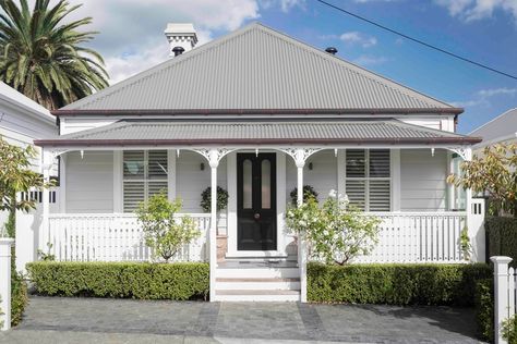 Relax House, Weatherboard House, Transitional Exterior, Cottage Modern, Greenhouse Interiors, Modern Renovation, Cottage Exterior, Coastal Retreat, White Cottage