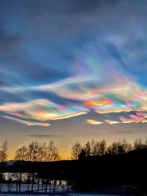 Norwegian Friends of North America | The weather phenomenon mother-of-pearl clouds over the Randsfjorden in Hov | Facebook Cloud Iridescence, Aurora Borealis, Mother Nature, Cosmos, Norway, Mother Of Pearl, North America, Rainbow, Photography