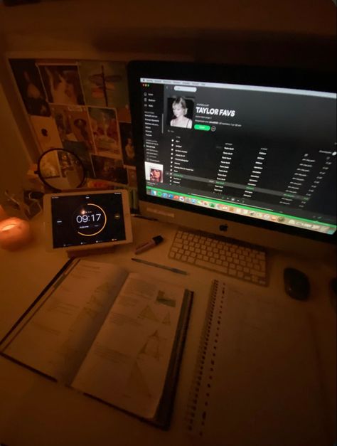 School Aesthetic Homework, Computer Homework Aesthetic, Doing Homework Aesthetic Night, Studying Night Aesthetic, Aesthetic Studying Pics, Virtual School Aesthetic, Cozy Studying Aesthetic, Motivation School Aesthetic, Spotify Playlist Covers Aesthetic Study