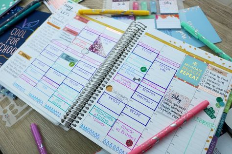 How To Organize Your Student Planner | College Tips | Hayle Olson | www.hayleolson.com Student Planner Ideas, School Organization College, Planner Organization College, Organize School, School Paper Organization, Planners For College Students, Fashion Quiz, College Notebook, Material Ideas