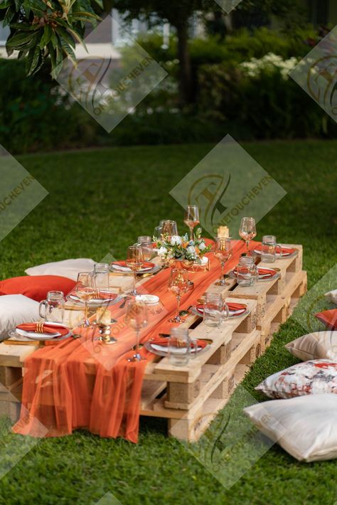 Burnt Orange Picnic Setup, Picnic Seating Ideas, Fall Birthday Picnic Ideas, Outdoor Bbq Table Decor, Boohoo Picnic Set Up, Picnic Set Up Ideas Parks, Picnic Table Set Up Ideas, Picnic With Pallets, Floor Picnic Ideas