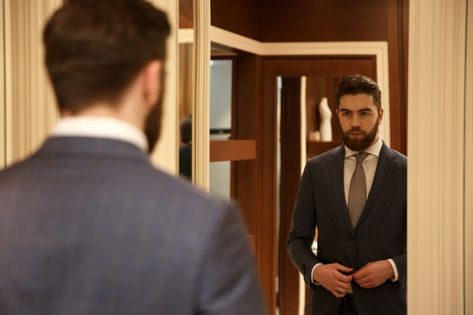 View from back of man looking at the mir... | Free Photo #Freepik #freephoto #sale #shirt #clothes #elegant Interchangeable Wardrobe, Wrinkled Clothes, Practice Wear, Expensive Clothes, Dressing Mirror, Men’s Suits, Sports Blazer, Men Looks, Modern Man