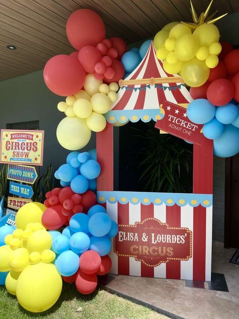 Carnival Themes Party, Circus Carnival Birthday Party, 2nd Birthday Carnival Theme, Carnival Themed Balloons, Circus Backdrop Ideas, Kids Circus Birthday Party, Circus Balloon Garland, Circus Balloon Arch, Adult Circus Theme Party