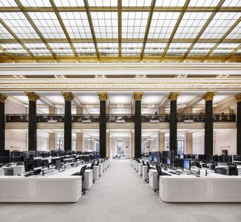 National Bank of Canada trading floor by Architecture49 Floor Office Design, Canadian Architecture, Bank Project, Trading Floor, Office Layout Ideas, Floor Office, Industrial Office Design, Office Table Design, Work Office Decor