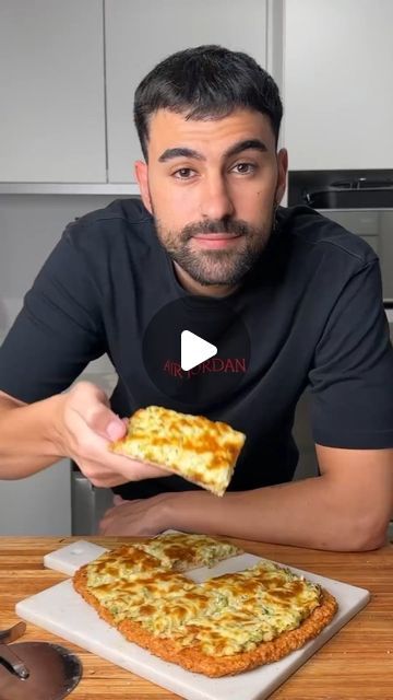 Recetas saludables on Instagram: "@lasrecetasdesimon   PIZZA DE POLLO AL VERDEO: Un invento que salió muy bien  Dado el éxito que tuvo la pizza con base de arroz hace un tiempito, decidí hacer otra base de "pizza" sin harinas, pero muy nutritiva: con pechugas de pollo! Nos da como resultado una base proteica, sin gluten y con mucho sabor.  Ingredientes:  - 2 Pechugas de Pollo Medianas - 1 Huevo - 25gr Queso Parmesano Rallado - Sal, Pimienta Negra, Orégano y Pimentón - 3 Tallos de Cebolla de Verdeo - 2 Tallos de Puerro - 1cda de Queso Crema + 1 Chorrito de Leche  • c/n Queso Mozzarella para Gratinar (o algún cremoso light!)  La mejor pizza de pollo que probé hasta el momento, es esta! Finita, crocante y por sobre todo, muy sabrosa  #receta #recetas #recetafacil #recetasfaciles #pizza #pizza Chicken Base Pizza, Pizza Chicken, Verde Recipe, Chicken Base, Creative Food Art, Dukan Diet, Chicken Pizza, Mediterranean Diet Recipes, Spanish Food